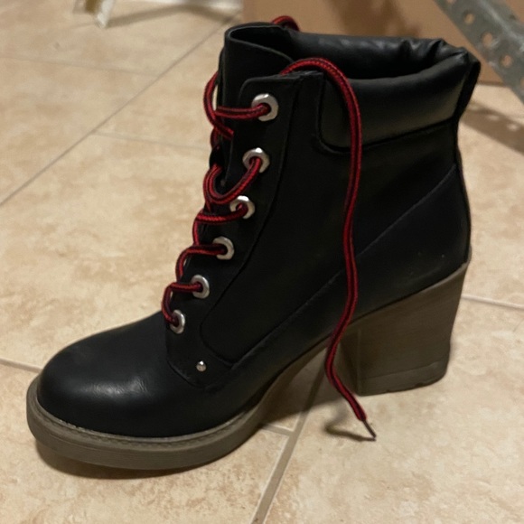 1 pair of trendy boots. Perfect for all weather. - Picture 2 of 4